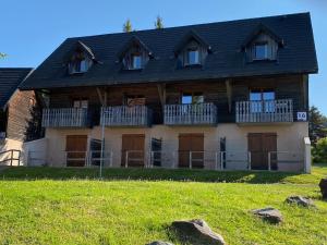 Appartements Appartement avec terrasse et piscine proche nature a Super-Besse - FR-1-814-52 : photos des chambres