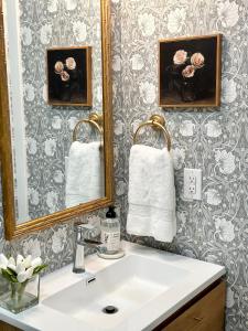 Oceanview Romantic Escape-King Suite, Balcony, Pool & Bar!