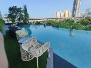 Cozy Apartment Night Market and Shopping Mall at MRT Purple Line