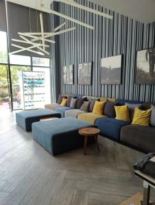 Cozy Apartment Night Market and Shopping Mall at MRT Purple Line