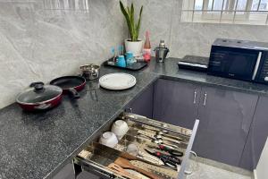 Truelife Whitefield - Premium 1 BHK Apartments - Prime location - Easy access to Main Rd - Metro - ITPL - Fast WiFi - Kitchen - Smart TV - Power backup - Park - Garden views