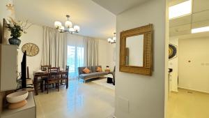 Al Reef Retreat Your 1BR with Sofa Beds Pool and Gym