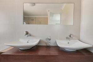 Spacious Room with Balcony, Mountain Views, Modern Bathroom Tub and Shower and WiFi