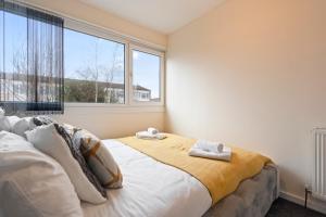 Large spacious and spotless house snooker and table tennis NEC,JLR,Airport Sleeps 8