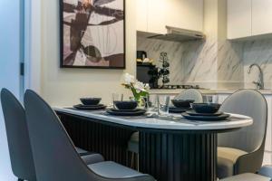 Luxury 2BD Apt with Pool GYM & Burj Khalifa Views