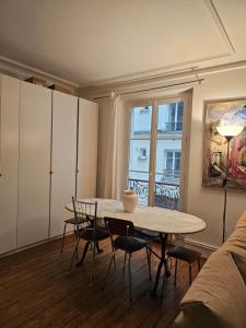 Buttes Chaumont apartement