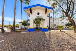 Days Inn & Suites by Wyndham Mesa Near Phoenix