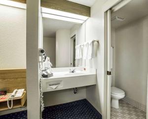 Queen Room - Non-Smoking room in Econo Lodge Denver International Airport