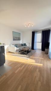 Lumière Parisienne Appart Moderne Lumineux et Spacieux de 66m2 Metro L13 Parking Terrasse et Ascenseur