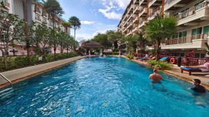 芭东43市中心泳池景两卧室公寓近班赞江西冷酒吧街