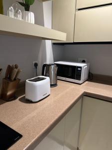 شقه مودرن غرفتين نوم وغرفه ملابس حي الياسمن بمجمع الماجديه