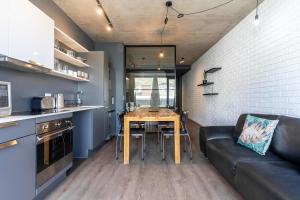 Wex624 - Spacious Modern Studio Apartment-Pool Bar Gym