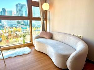 Close to Seoul Station Warm Home with Seoul Park View