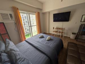 Near Airport Luxury on a Budget Gym, Pool, 55 Smart TV, Balcony facing amenities