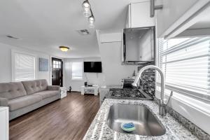 Charming 2-BR Home, 4 Blocks to the Boardwalk home