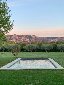 Maisons de vacances House with heated swimming pool and breathtaking views of the Luberon : photos des chambres