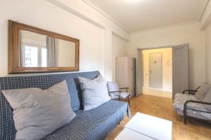 Spacious and bright apt in Eksarchia