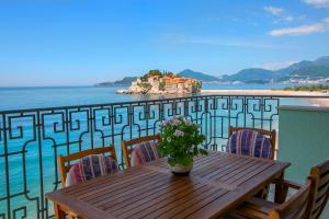 Four-Bedroom Luxury Apartment room in Montesan Beach Apartments Sveti Stefan