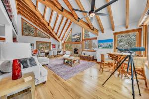 Stunning Mountain Gem with Hot Tub Near Palisades