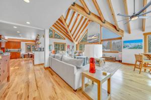 Stunning Mountain Gem with Hot Tub Near Palisades