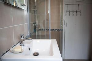 Maison conviviale avec jardin à Pordic - Idéale pour 13 pers.