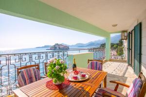 Three-Bedroom Premium Apartment room in Montesan Beach Apartments Sveti Stefan