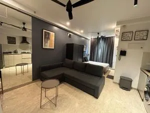 Studio Apartment at Hiranandani estate - London Theme - Gorhe
