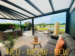 LuxChalet Ferienhaus ELLA mit Aussicht auf die Ijssel im Ferienpark mit Pool und Strand Holland Niederlande