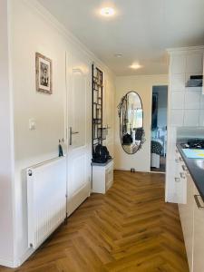 LuxChalet Ferienhaus ELLA mit Aussicht auf die Ijssel im Ferienpark mit Pool und Strand Holland Niederlande