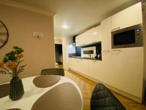 LuxChalet Ferienhaus ELLA mit Aussicht auf die Ijssel im Ferienpark mit Pool und Strand Holland Niederlande