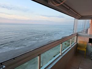 Apartamento frente mar pé na areia