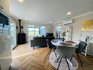 LuxChalet Ferienhaus ELLA mit Aussicht auf die Ijssel im Ferienpark mit Pool und Strand Holland Niederlande