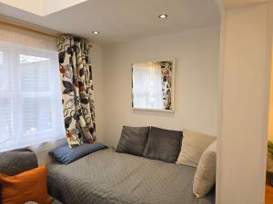 Spacious Apartment - 12 Minutes from Gatwick