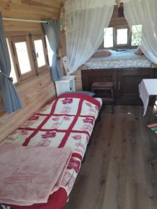 B&B / Chambres d'hotes La roulotte des Trois Arbres : photos des chambres