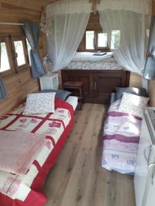 B&B / Chambres d'hotes La roulotte des Trois Arbres : photos des chambres