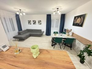 Luxury Glam Apartments Coresi Mall Area