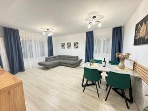 Luxury Glam Apartments Coresi Mall Area