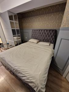 Airplane 2 by Airport Residence