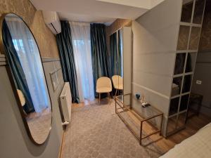 Airplane 2 by Airport Residence