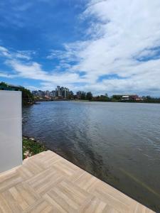 Apartamento-3 pé na areia, churrasqueira, acesso a lagoa, vista para rio, Torres e serra gaúcha