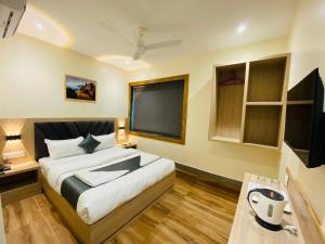 Glitz Hotels Riza - Nr NESCO Bombay Exhibition Centre Goregaon
