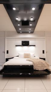 Black & White Suite & SPA - Sauna & Jacuzzi