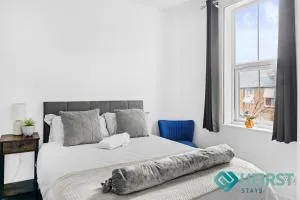 Charming 4-Bed House in Nottingham - Near City Centre, Hyson Green Market & Forest Recreation Ground - Basford