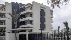 5-Star Complex With 3 Pools & Gym