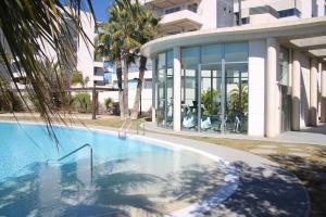 5-Star Complex With 3 Pools & Gym