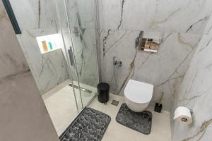 Modern Niarchos Escape