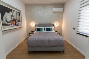 Modern Niarchos Escape