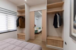 Modern Niarchos Escape