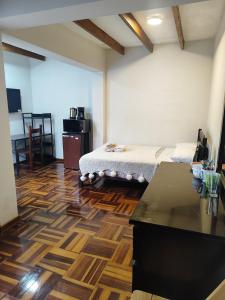 Amplia habitación independiente con baño privado