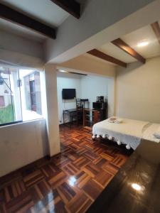 Amplia habitación independiente con baño privado